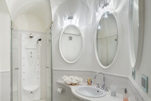 Ensemble douche/baignoire, baignoire à jets, sèche-cheveux, bidet