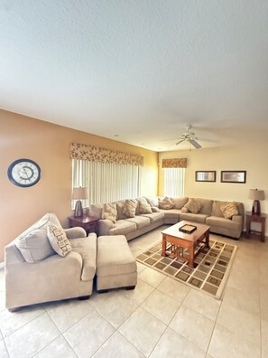 Älytelevisio, videopelejä, DVD-soitin, kirjoja