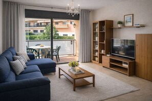 TV, tavolo da ping pong, libri