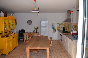 Frigorífico, horno, placa de cocina y cafetera o tetera