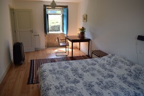 2 habitaciones, escritorio, tabla de planchar con plancha y internet 