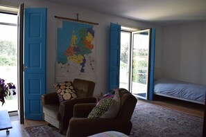 2 bedrooms, desk, iron/ironing board, internet - Modern, large family house with large garden near mountains and beach (Vila Nova de Cerveira)