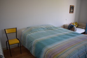 2 bedrooms, desk, iron/ironing board, Internet - Modern, large family house with large garden near mountains and beach (Vila Nova de Cerveira)