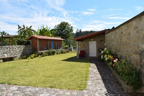 Property grounds - Modern, large family house with large garden near mountains and beach (Vila Nova de Cerveira)