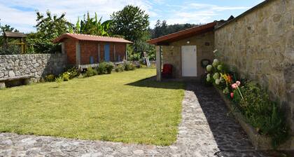 Moderne, grande maison familiale avec grand jardin près de montagnes et de la plage