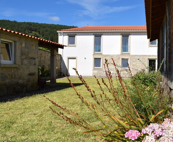Exterior - Modern, large family house with large garden near mountains and beach (Vila Nova de Cerveira)