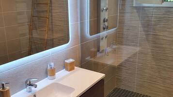 Ensemble douche/baignoire, sèche-cheveux, serviettes fournies