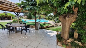 Outdoor dining - Villa with Pool, Spa, Petanque & 5000m² park, for dream vacations (Béziers)