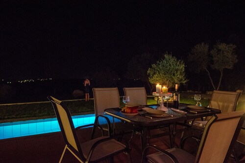 Very spacious, beautiful detached bungalow with spectacular views