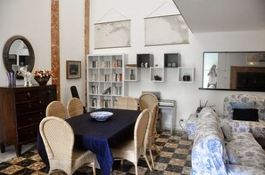 Smart TV, fireplace, DVD player, books - Luxury Apartment In Beachfront Villa, 4 Bedrooms, 3 bathrooms, 1600 sf (Donoratico)