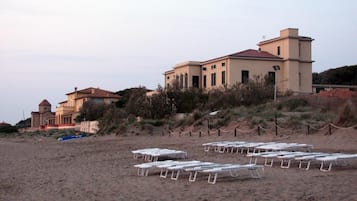 Plage à proximité, chaises longues