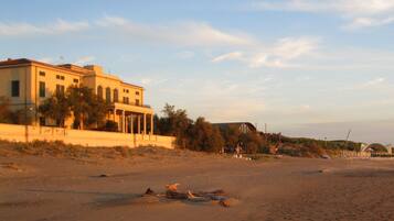 ビーチの近く、サンラウンジャー