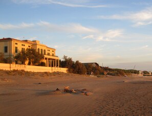 Beach nearby, sun loungers