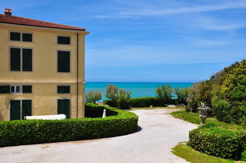 Ferienappartement in antiker Villa direkt am Strand, 160 qm auf zwei Etagen