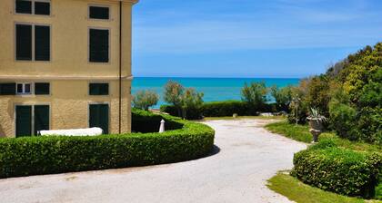Ferienappartement in antiker Villa direkt am Strand, 160 qm auf zwei Etagen