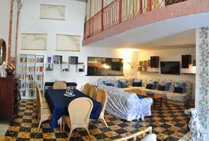 Smart-TV, Kamin, DVD-Player, Bücher