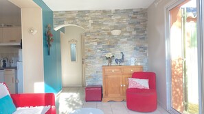 Télévision, lecteur de DVD, table de tennis de table, livres