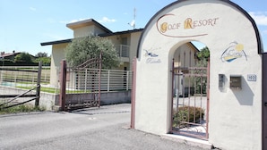 A gated entrance to a golf resort with a sign that reads "Golf Resort" and "La Corte." - Ville Golf - "The Golfette 2" (Manerba del Garda (BS))
