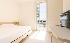 3 habitaciones, escritorio y tabla de planchar con plancha 