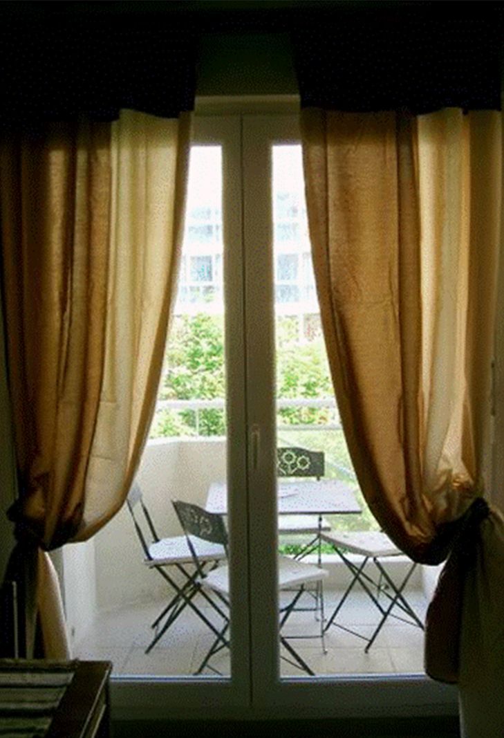 Quarto com porta de correr de vidro que dá para área externa com mesa e cadeiras.