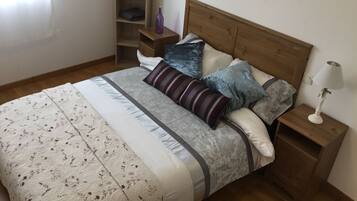 2 slaapkamers, een strijkplank/strijkijzer, wifi, beddengoed