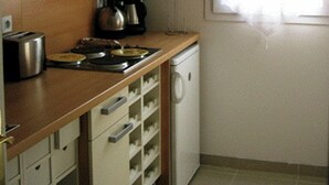 A compact kitchen with a microwave, toaster, coffee maker, and a washing machine. - Lovely Apartment in Nice - Book now for great Prices! (Nice)