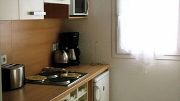 Een koelkast, een microgolfoven, een oven, een kookplaat