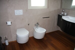 Chuveiro, secador de cabelo, bidê, toalhas de banho