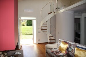 Smart TV, lareira, DVD player