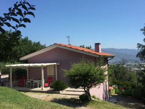 Neu erbaute Villa inmitten von Eichen-, Kiefern- und Erdbeerbäumen