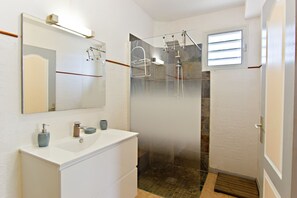 Haartrockner, Handtücher, Toilettenpapier