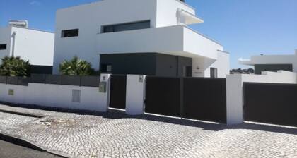 Moderne Villa mit Pool und eine Terrasse, in der Nähe der Bucht von Obidos