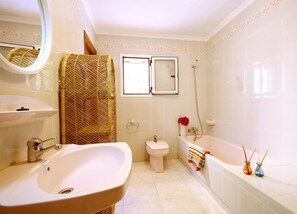 Combined shower/tub, bidet - Marina 8 - Javea, Costa Blanca (Javea)