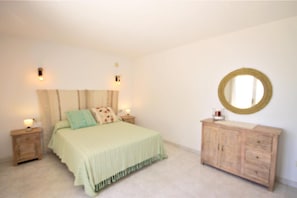 4 bedrooms, iron/ironing board, WiFi