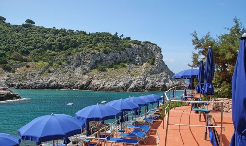 Cozy apt with sweeping sea view, beach club access at Cala Piccola bay. WiFi, AC
