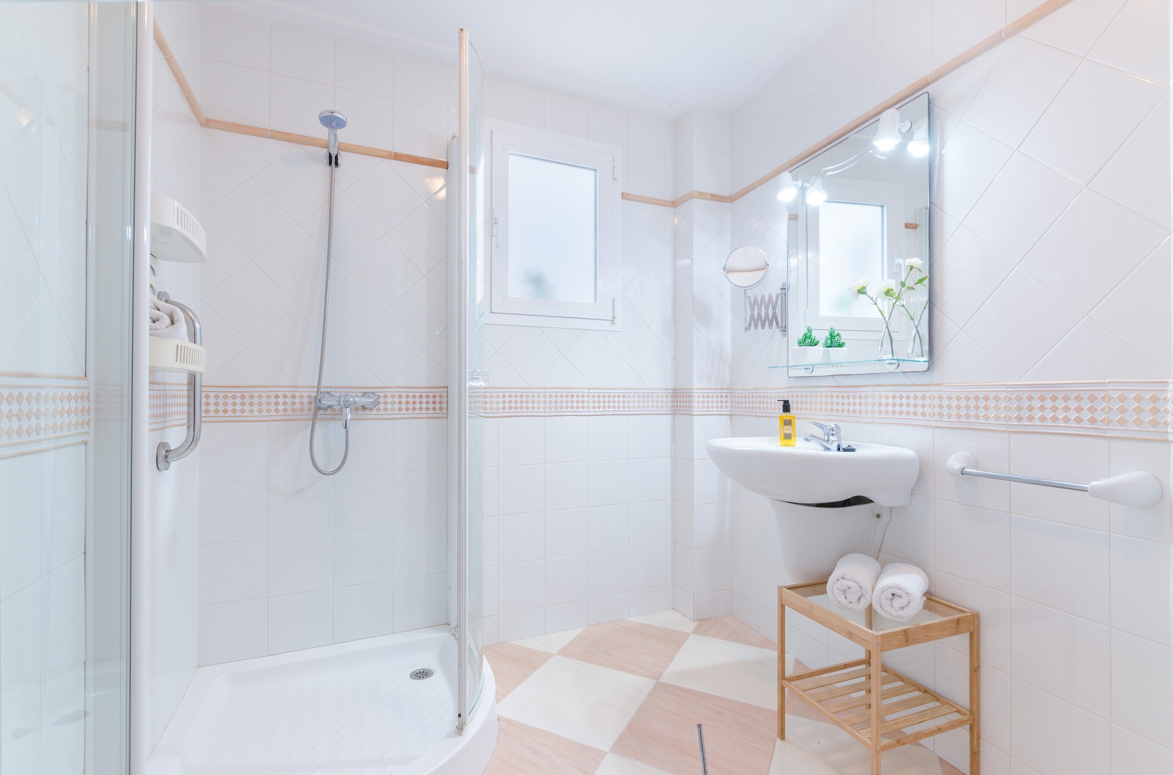 Een bad/douchecombinatie, een haardroger, een bidet, handdoeken