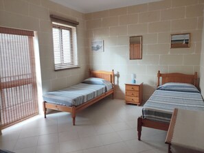 3 chambres, fer et planche à repasser, Wi-Fi gratuit, draps fournis