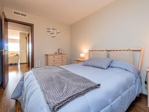 2 bedrooms, iron/ironing board, Internet, bed sheets
