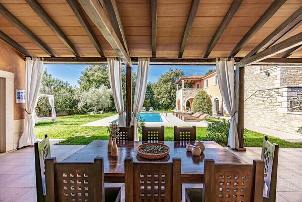 Outdoor dining - Villa Gimino - Beautiful villa with heated private pool, table football and darts (Pifari)