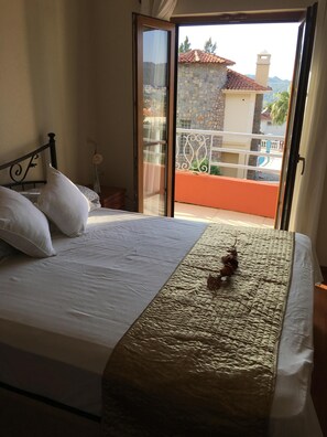 3 bedrooms, travel cot, free WiFi, bed sheets -  Perfect location 2 minutes to all amenities, bars/bus/restaurants and shops. (Ölüdeniz)