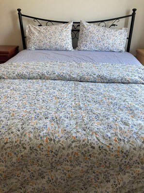 3 slaapkamers, reisbedje, gratis wifi, beddengoed