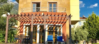  Perfect location 2 minutes to all amenities, bars/bus/restaurants and shops.