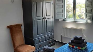 2 habitaciones, tabla de planchar con plancha y cuna de viaje