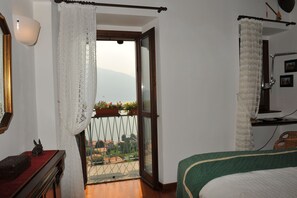 1 bedroom, desk, iron/ironing board, WiFi - “The Sail” penthouse with extraordinary views, WIFI, reserved parking place, pet friendly (Pianello del Lario)