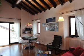 Interior - “The Sail” penthouse with extraordinary views, WIFI, reserved parking place, pet friendly (Pianello del Lario)