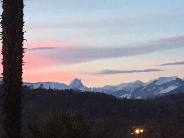 A mountain range with a sunset sky. - Pau facing the Pyrenees (Pau)