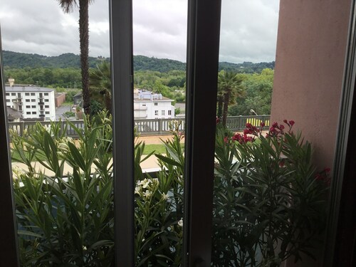 Pau facing the Pyrenees