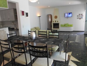 Dining - V3-Faro a / c, w / pool / bbq / table tennis, Net / Tv / beach, airport and hospital (Faro)
