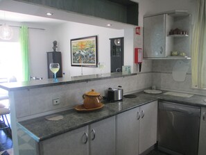 Fridge, microwave, oven, stovetop - V3-Faro a / c, w / pool / bbq / table tennis, Net / Tv / beach, airport and hospital (Faro)