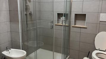 Badewanne, Haartrockner, Bidet, Handtücher